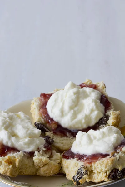 Sultana Scones con mermelada y crema en la placa con espacio de copia — Foto de Stock