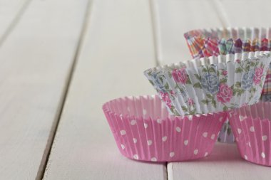 Desenli Muffin bardak masanın üstüne yığılmış