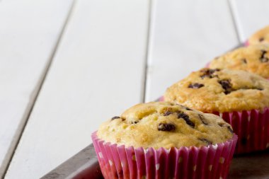 Muz çikolata Muffins pişirme bir tepsi