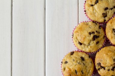 Muz kopya alanı ile yukarıdan çikolata Muffins