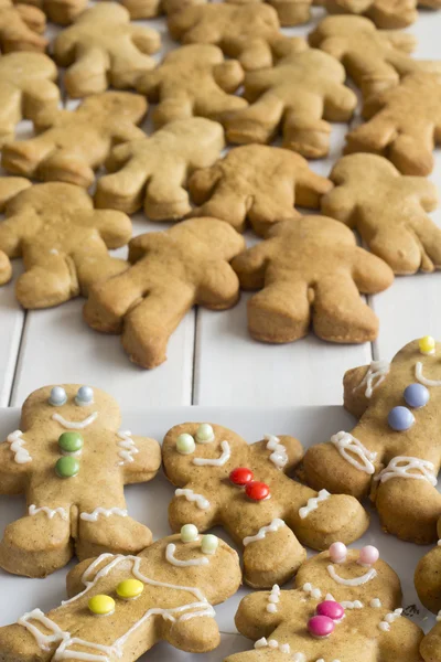 Düz bir arka plan ile dekore edilmiş Gingerbread erkekler