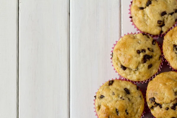 Bananen-Schokoladen-Muffins von oben mit Kopierraum — Stockfoto