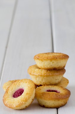 yığın mini Ahududu ve limon cupcakes - dikey