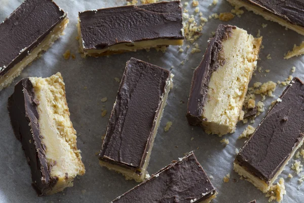 Rustik çikolata karamel dilim dilim içinde