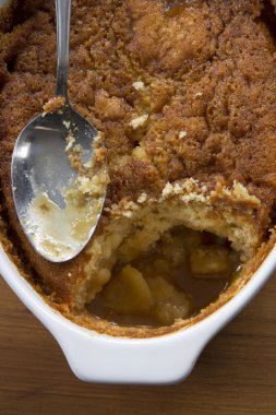Bölümü eksik olan karamel Apple puding