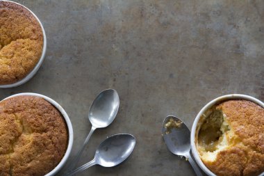 Karamelli elma puding Ramekins içinde