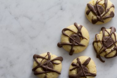 Mermer üstüne çikolata ile akçaağaç tanımlama