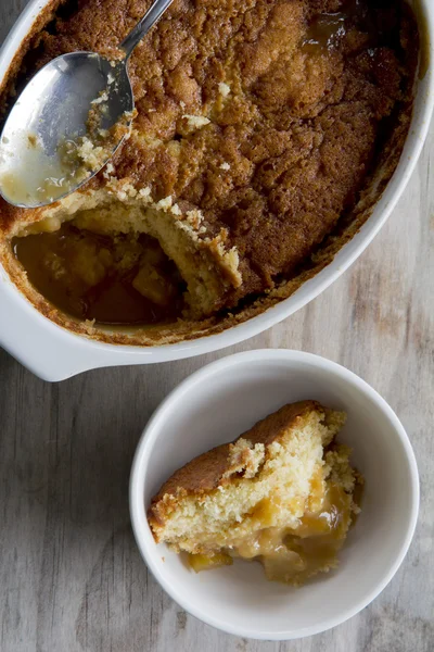 Karamell äpple Pudding med en Serve i skål — Stockfoto