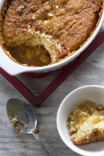 Karamell äpple Pudding kupade i skål - lodrät — Stockfoto