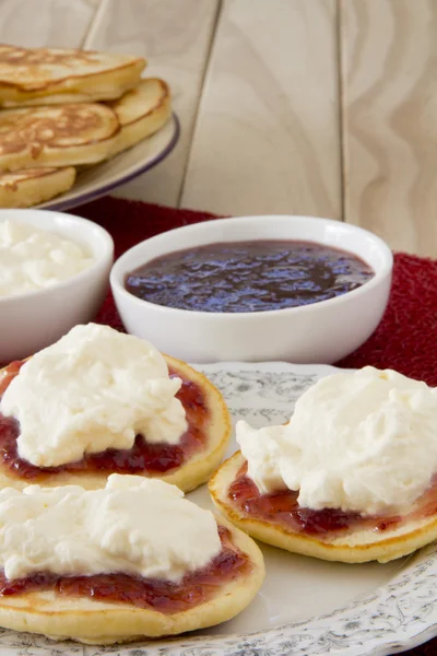 Piklets with Jam and Cream Close Up — стоковое фото