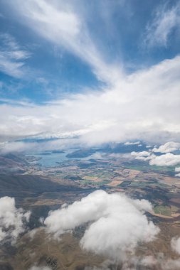 Bulutlu bir günde Queenstown göl bölgesinin Ariel manzarası