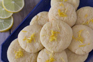 Bir tabakta limonlu kurabiye