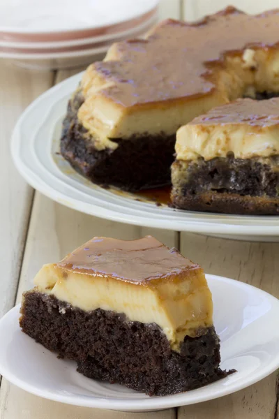 Gâteau au chocolat au caramel crème verticale — Photo