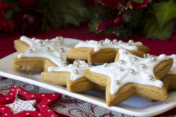 Díszített karácsonyi csillag a cookie-k a lemez — Stock Fotó
