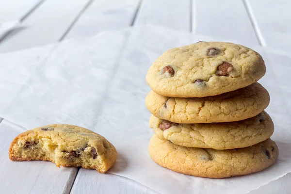 Pila de galletas con uno parcialmente comido con espacio de copia — Foto de Stock