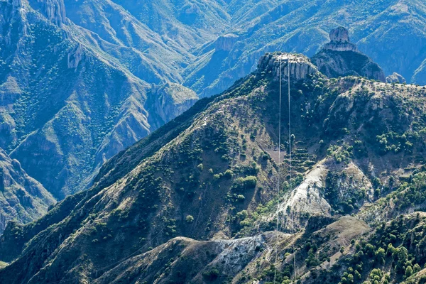 Cañón de cobre con cables de góndola —  Fotos de Stock