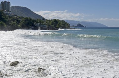  Köpük Pasifik Okyanusu kıyısı