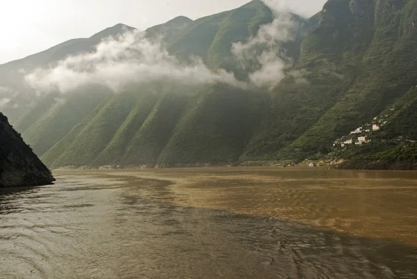 Yangtze boyunca görkemli dağlar — Stok fotoğraf