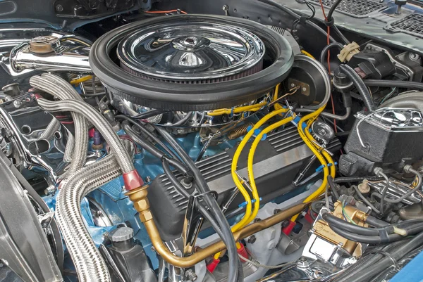 読み込まれた V8 エンジン ルーム — ストック写真