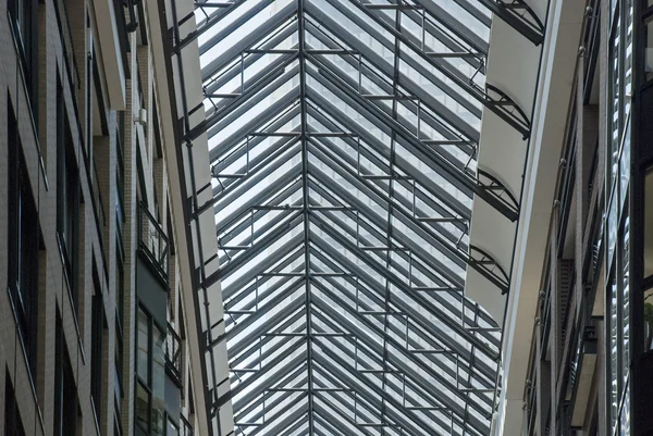 Glazen dak op modern gebouw — Stockfoto