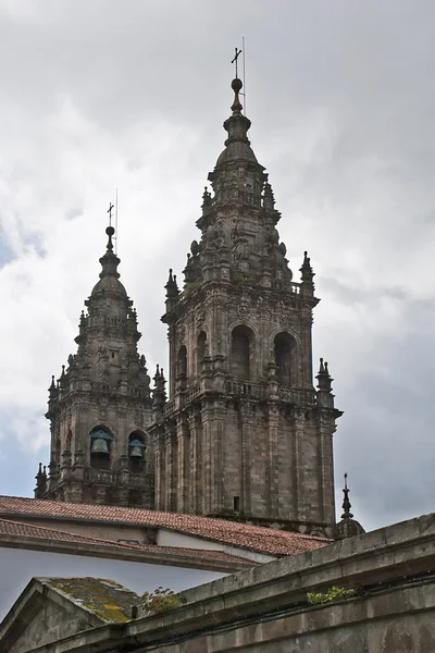 Torens van een oude kathedraal — Stockfoto