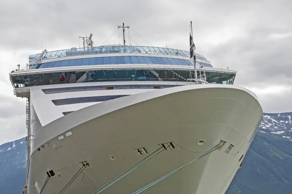 Arc de bateau de croisière amarré avec montagne — Photo