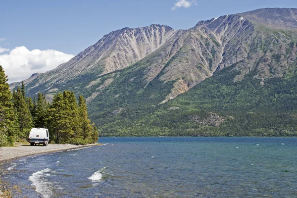 Yukon dağ gölü — Stok fotoğraf