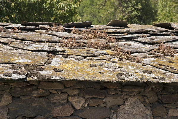 Het dak van de steen over huis — Stockfoto