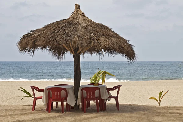 Oceaan-kant palapa tabel instelling — Stockfoto