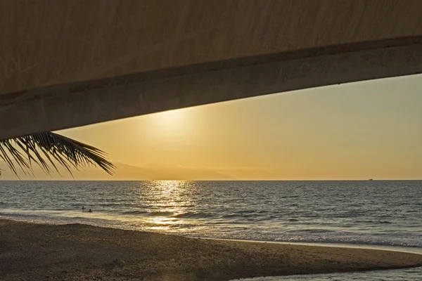 Het plaatsen van zon met brug overhang — Stockfoto