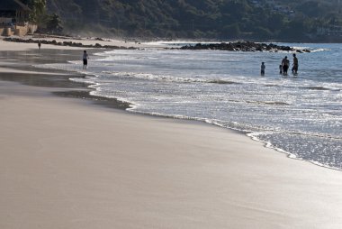 Yıkananlara ile Meksika Pasifik okyanus plaj