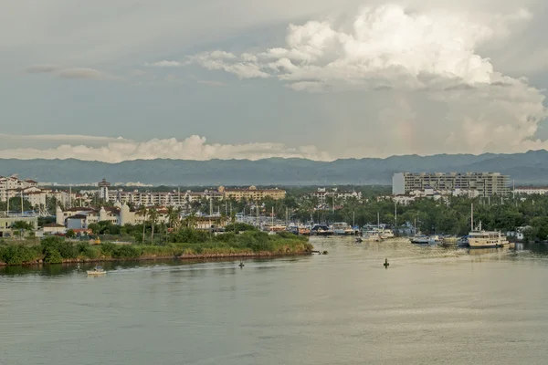 Marina ile Meksika Pasifik Okyanusu