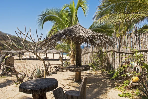 Funky Pacific Ocean beach hideaway — Stock Photo, Image