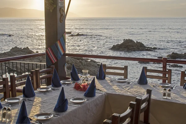 Restaurant tabel instellen door de Oceaan Rechtenvrije Stockfoto's