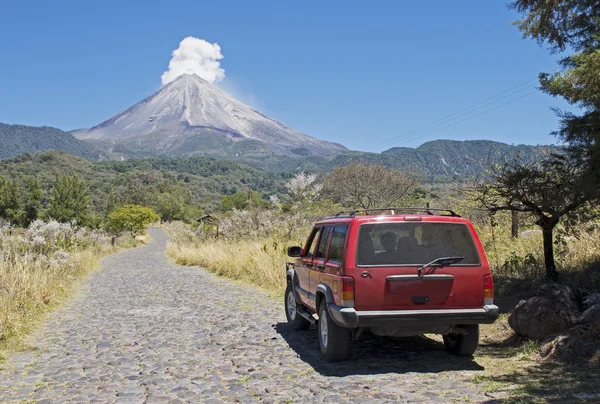  Aktif bir yanardağ giden yol