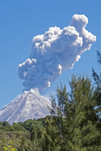 Colima vulkaan met stoom uitbarsting Stockfoto