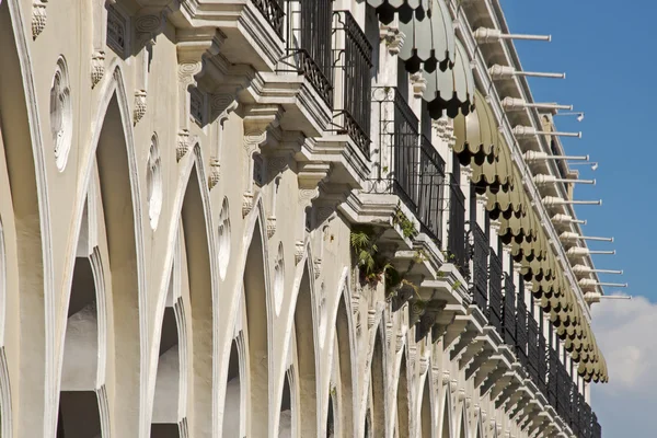 Fachada de edificio de estilo colonial — Foto de Stock