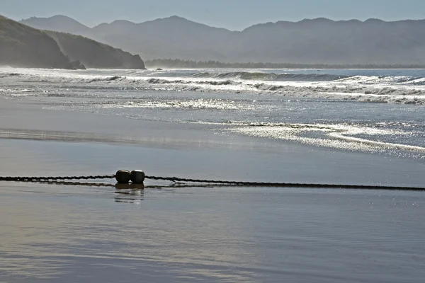 Costa del Océano Pacífico con cuerda de ancla —  Fotos de Stock