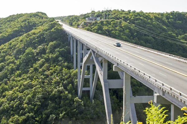 Hög bro i Kuba — Stockfoto