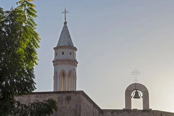 Antigua torre de la iglesia con campana —  Fotos de Stock
