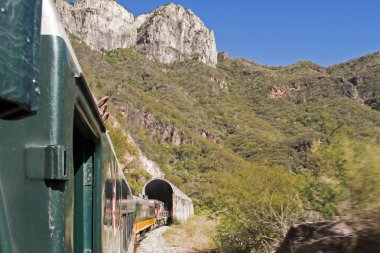  Yolcu tren girerken dağ tünel