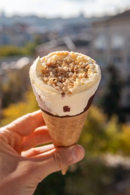 Fındıklı, çikolatalı ve elinde gevrek külahlı büyük lezzetli ve güzel bir dondurma.