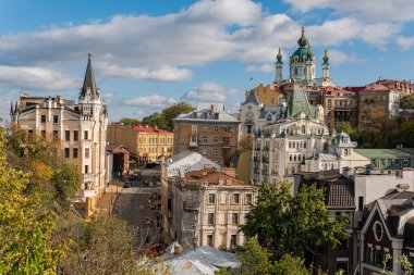 Kyiv (Kiev), Ukrayna - 8 Ekim 2020: Evrimsel yerleşim öncesi binaları olan Saint Andrew Kilisesi 'nin Kyiv' deki eski ve antik turistik bölgede çarpıcı manzara