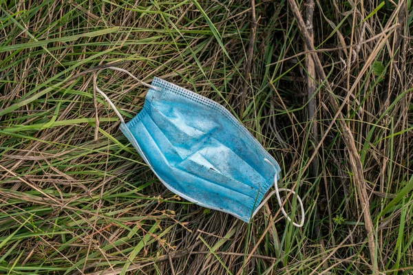 Eine Gebrauchte Schmutzige Einwegmaske Liegt Auf Der Straße Und Verursacht — Stockfoto