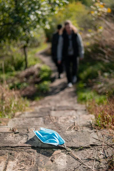 Verlassene Abgelehnte Weggeworfene Gebrauchte Einwegmasken Liegen Auf Dem Boden Und — Stockfoto