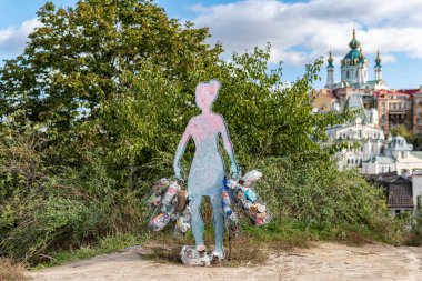 Kiev (Kiev), Ukrayna - 8 Ekim 2020: Bir heykel, içi tamamen dolu çöp ve çöp dolu çöp torbalarıyla dolu bir anıt, doğa hariç