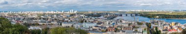 Kyiv (Kiev), Ukrayna - 8 Ekim 2020: Kyiv 'in büyük panoraması, konut binaları, Podil antik ve eski evrim öncesi binalar ve farklı atölyeler, Dnipro nehri ve köprüler