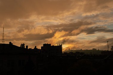 İnanılmaz, güzel, renkli, canlı günbatımı şehirde, farklı gökyüzü ve bulutlar