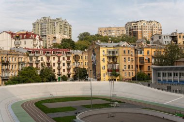 Kyiv (Kiev), Ukrayna - 10 Ekim 2020: Devrimden önce farklı mimarisi olan eski ve eski yerleşim öncesi binaların yakınındaki stadyum bisiklet pisti