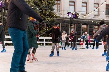 Kyiv (Kiev), Ukrayna - 27 Aralık 2020: Pek çok mutlu insan ve çocuk Ukrayna Cumhurbaşkanlığı Ofisi (İdaresi) yakınlarında buz pateni yapmaya gitti